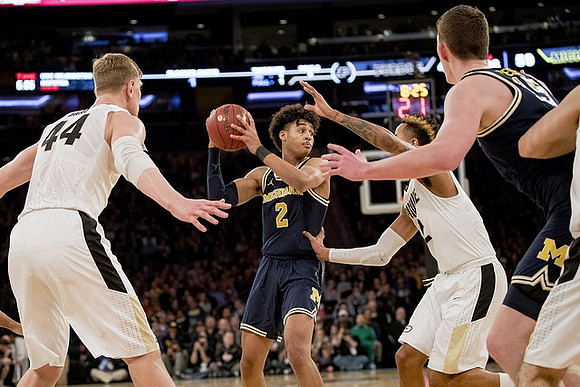 Jordan Poole (2) and Jon Teske (15)