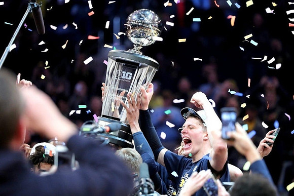 Moritz Wagner (13) and Big Ten Tournament Trophy