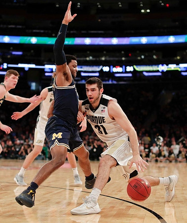 Jon Teske (15) and Zavier Simpson (3)