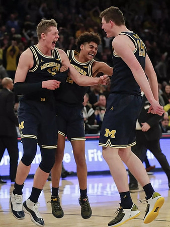 Moritz Wagner (13), Jordan Poole (2), and Jon Teske (15)