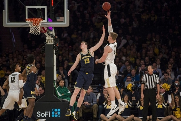 Zavier Simpson (3) and Jon Teske (15)