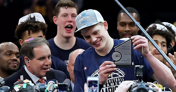 Moritz Wagner (13), Michigan Team, and Big Ten Tournament MVP Trophy