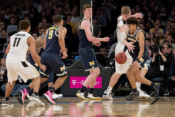 Jaaron Simmons (5), Jon Teske (15), and Jordan Poole (2)