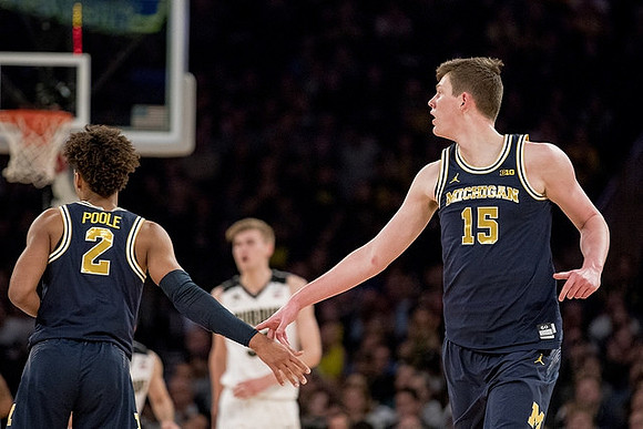 Jordan Poole (2) and Jon Teske (15)