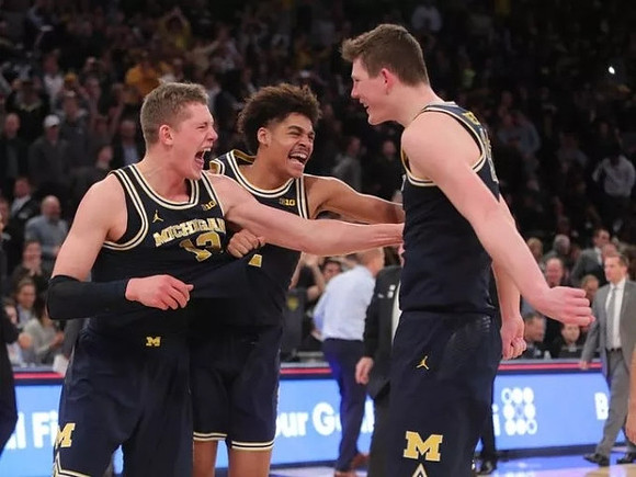 Moritz Wagner (13), Jordan Poole (2), and Jon Teske (15)