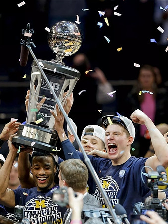 Muhammad-Ali Abdur-Rahkman (12), Duncan Robinson (22), Moritz Wagner (13), Luke Yaklich, and Big Ten Tournament Trophy