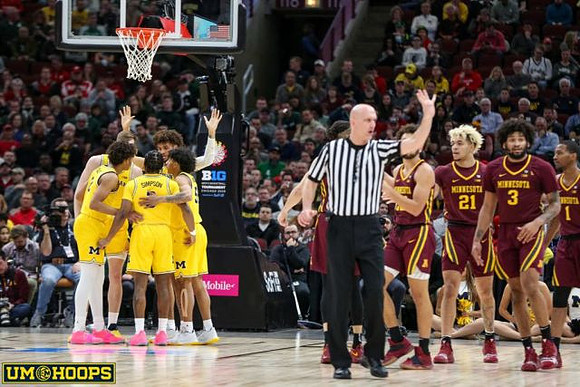 Jordan Poole (2), Jon Teske (15), Zavier Simpson (3), Isaiah Livers (4), and Eli Brooks (55)