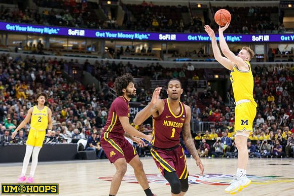 Jordan Poole (2) and Ignas Brazdeikis (13)