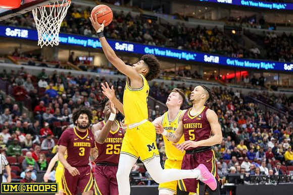 Jordan Poole (2) and Jon Teske (15)