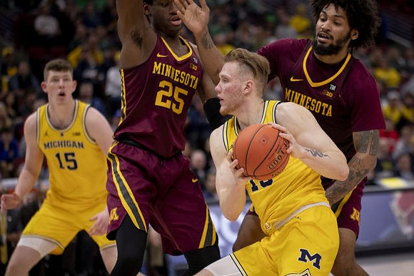 Jon Teske (15) and Ignas Brazdeikis (13)