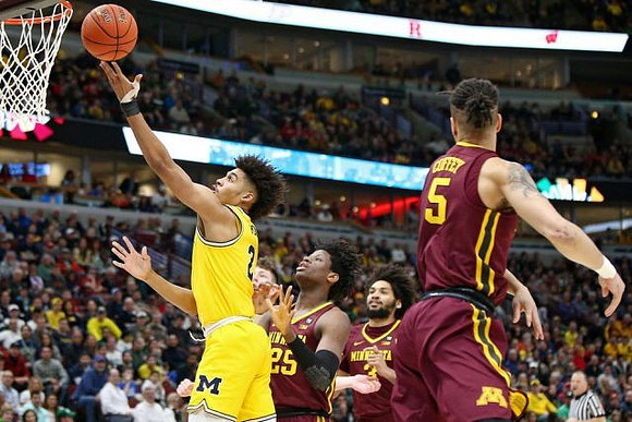 Jordan Poole (2) and Jon Teske (15)