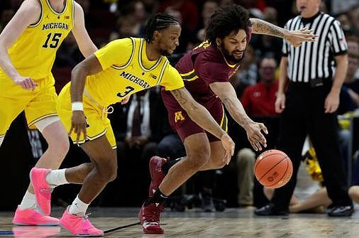Jon Teske (15) and Zavier Simpson (3)