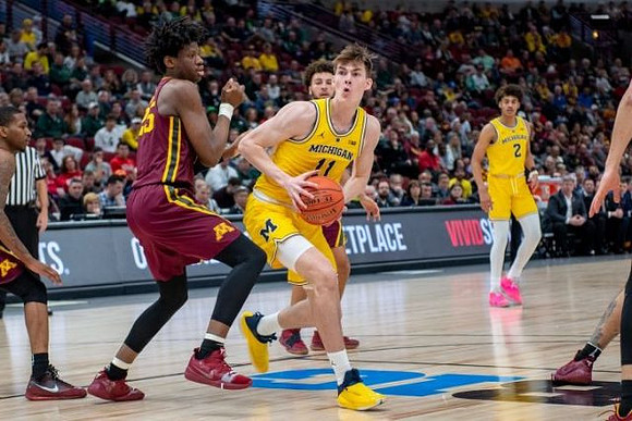 Colin Castleton (11) and Jordan Poole (2)