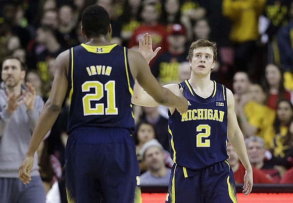 Zak Irvin (21) and Spike Albrecht (2)