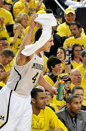Mitch McGary (4), Jon Horford (15), and LaVall Jordan