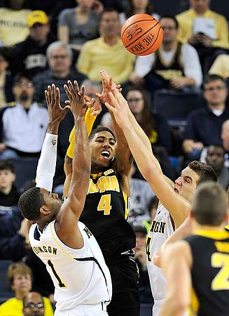 Glenn Robinson III (1) and Mitch McGary (4)