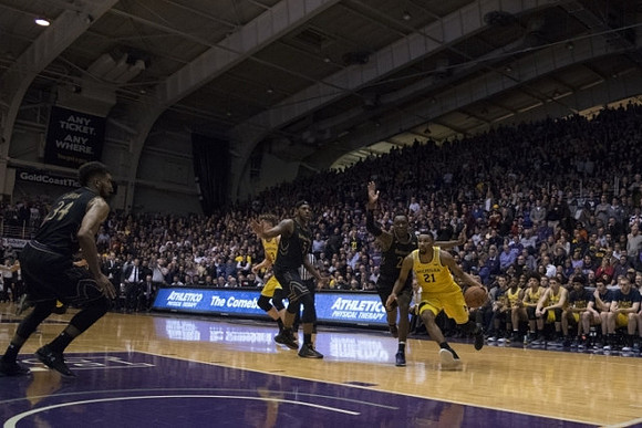Moritz Wagner (13) and Zak Irvin (21)