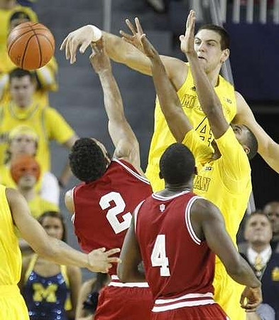 Glenn Robinson III (1) and Mitch McGary (4)