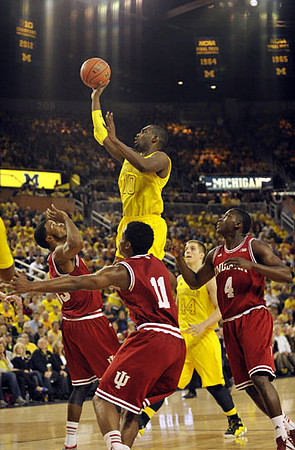 Tim Hardaway Jr. (10) and Max Bielfeldt (44)