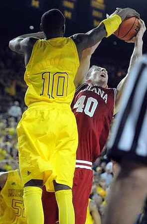 Tim Hardaway Jr. (10) and Jordan Morgan (52)