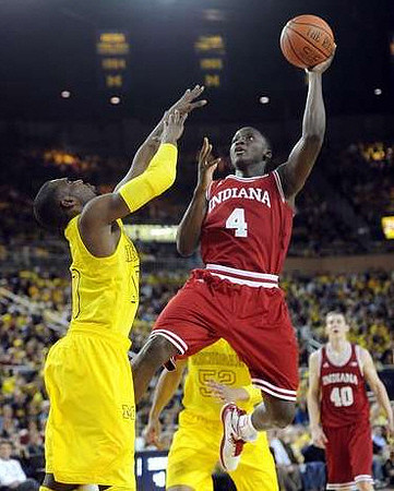 Tim Hardaway Jr. (10) and Jordan Morgan (52)