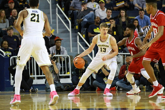Zak Irvin (21) and Moritz Wagner (13)