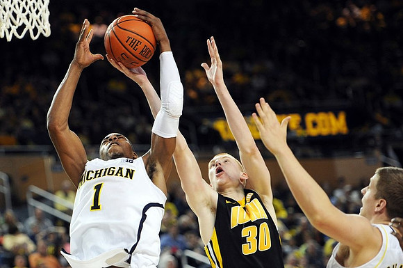 Glenn Robinson III (1) and Max Bielfeldt (44)