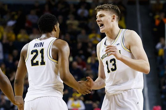 Zak Irvin (21) and Moritz Wagner (13)