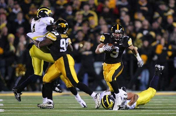 Brandon Smith (4) and Mark Moundros (44)