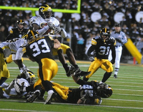 Brandon Smith (4) and Darryl Stonum (22)