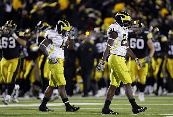 Brandon Minor (4) and Junior Hemingway (21)