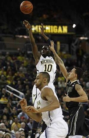 Tim Hardaway Jr. (10) and Jon Horford (15)