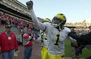 David Terrell (1) and Chris Perry (23)