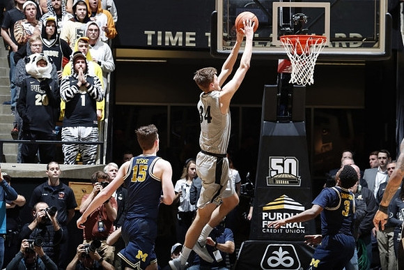 Jon Teske (15) and Zavier Simpson (3)