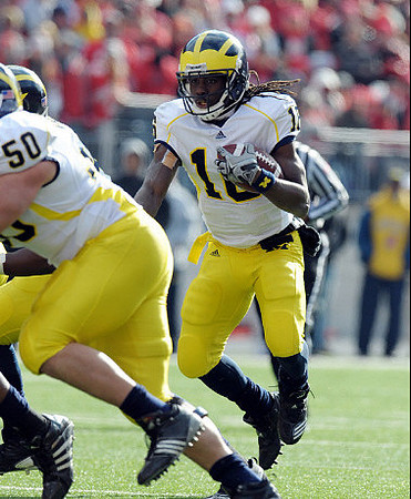 David Molk (50) and Denard Robinson (16)