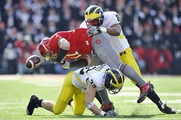 Jordan Kovacs (32) and Jonas Mouton (8)