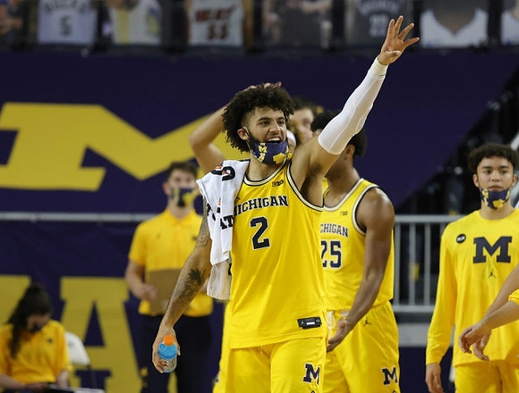 Isaiah Livers (2) and Michigan Team