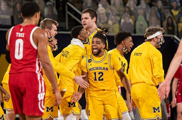 Mike Smith (12) and Michigan Team
