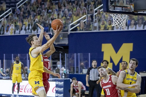 Chaundee Brown Jr. (15), Franz Wagner (21), Hunter Dickinson (1), and Eli Brooks (55)