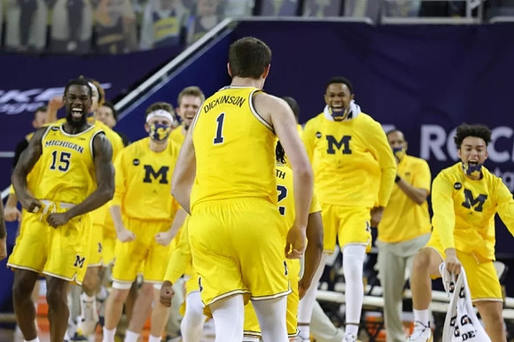 Hunter Dickinson (1) and Michigan Team