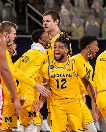 Mike Smith (12) and Michigan Team