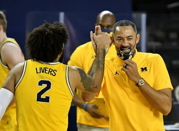 Isaiah Livers (2) and Juwan Howard