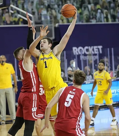 Hunter Dickinson (1), Juwan Howard, and Mike Smith (12)