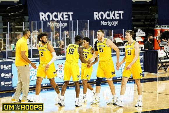 Juwan Howard, Isaiah Livers (2), Chaundee Brown Jr. (15), Eli Brooks (55), Austin Davis (51), and Franz Wagner (21)