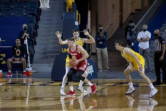 Hunter Dickinson (1) and Franz Wagner (21)
