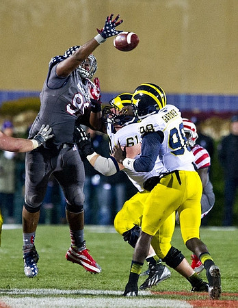 Graham Glasgow (61) and Devin Gardner (98)