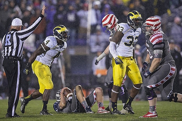 Cameron Gordon (4) and Taco Charlton (33)
