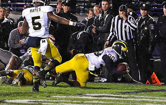 Justice Hayes (5) and Devin Gardner (98)
