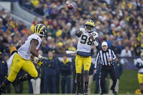 Justice Hayes (5) and Devin Gardner (98)
