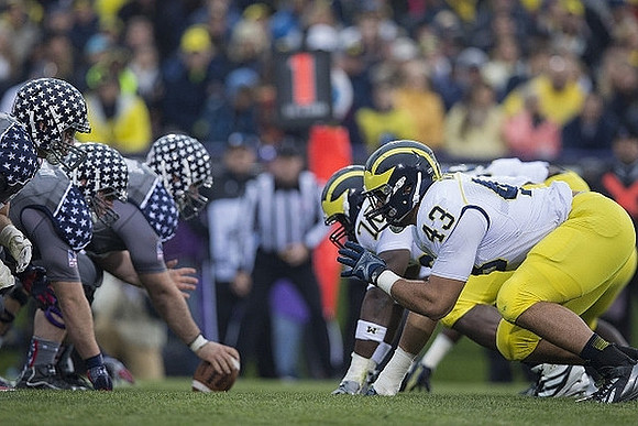 Quinton Washington (76) and Chris Wormley (43)